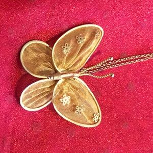 Beautiful netted butterfly necklace, pre 1950.